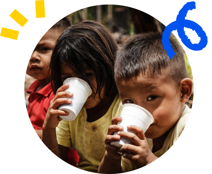 Niños recibiendo ayuda